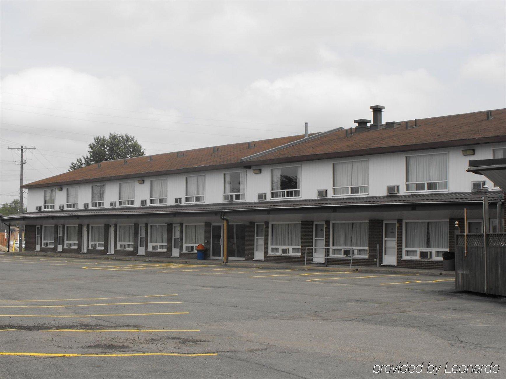Super 8 by Wyndham Kirkland Lake Eksteriør bilde